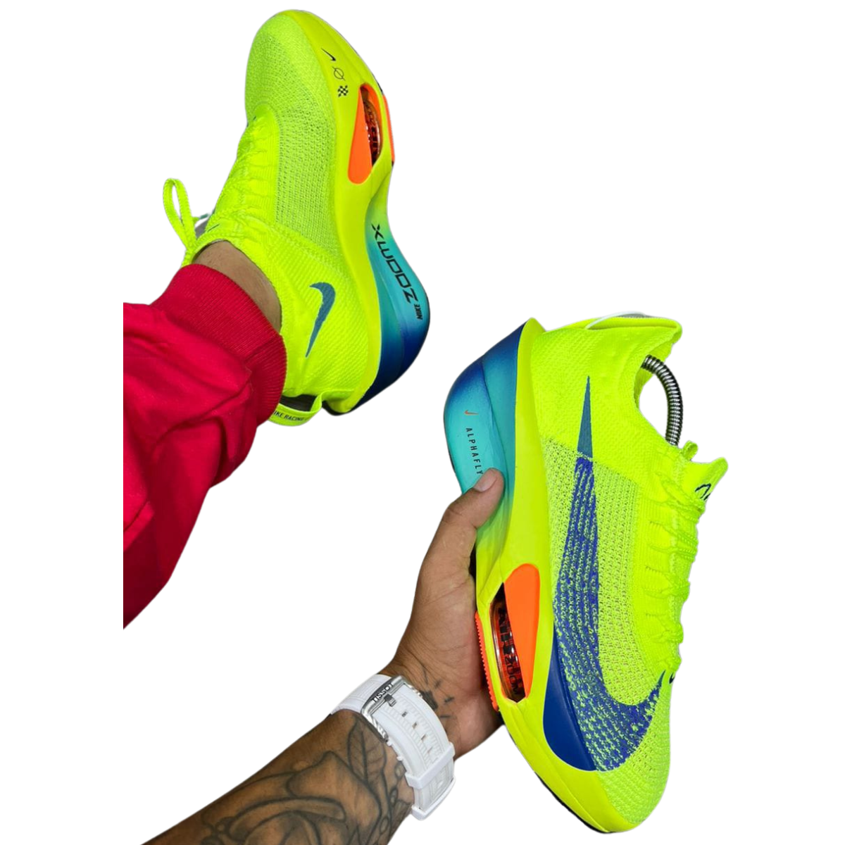 Comprar Tenis Sneakers Nike Alphafly Next 3 Shoes Hombre en Onlineshoppingcenterg. Si estás buscando los últimos Nike Alphafly Next 3 para hombre, en Onlineshoppingcenterg encontrarás el lugar perfecto para comprar tenis sneakers Nike Alphafly Next 3 Shoes Hombre. Conocidos por su tecnología avanzada y rendimiento superior, estos sneakers son ideales para corredores y deportistas que buscan mejorar su rendimiento en cada paso.  ¿Qué Hace Únicos a los Nike Alphafly Next 3? Los tenis Nike Alphafly Next 3 destacan en el mundo del running gracias a sus innovaciones tecnológicas y diseño, que ofrecen una ventaja competitiva en cada carrera. A continuación, algunos detalles que hacen de estos sneakers una elección ideal:  Amortiguación Zoom Air: Este modelo incluye unidades de Nike Zoom Air que proporcionan una excelente respuesta y amortiguación. Diseño Ligero y Resistente: Confeccionados en materiales premium, los Nike Alphafly Next 3 son ligeros y resistentes, perfectos para carreras de larga distancia. Tecnología de Respuesta Rápida: La estructura de estos tenis permite una rápida recuperación de energía, dándote impulso con cada zancada. Características del Nike Alphafly 2 y Nike Alphafly Next 3 En Onlineshoppingcenterg también contamos con modelos previos, como el Nike Alphafly 2 hombre y el Nike Alphafly Next 2 hombre, ideales si buscas variantes del diseño. Ambos ofrecen prestaciones de alto rendimiento con tecnología de amortiguación y respuesta rápida:  Nike Alphafly 2.0: Este modelo mejorado presenta un diseño enfocado en la estabilidad y el confort, con un ajuste seguro. Nike Alphafly Next 2 proto y ekiden: Las ediciones especiales, como la Nike Alphafly Next 2 ekiden, incluyen detalles únicos en el diseño y ajuste para optimizar tu carrera. ¿Cuál es el Precio de los Nike Alphafly Next 3? Los precios pueden variar según el modelo, por lo que en Onlineshoppingcenterg ofrecemos diversas opciones para que encuentres los Nike Alphafly Next 3 que se adapten a tu presupuesto. Si buscas opciones accesibles, también puedes encontrar Nike Alphafly Next 2 baratas y otros modelos con descuentos exclusivos en nuestra tienda.